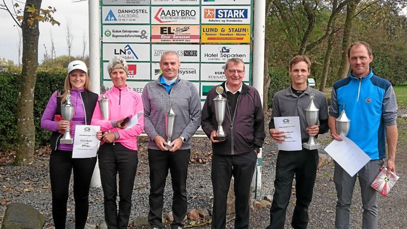 På billedet ses fra venstre Anne Wittrup Johansen, Hanne Ring, Kim Erik Nielsen, Vagn Kongsted, Rasmus Løth og Jens Bjergegaard. Jan Nielsen mangler. Foto: Aabybro Golfklub