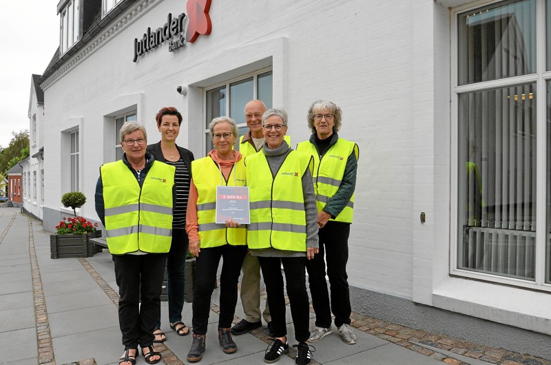 Repræsentanter fra SMS-hjertestop-gruppen får overrakt 2.000 kr. fra Fonden for Sparekassen Himmerland. Fra venstre ses: Hanne Mortensen, Trine Frandsen Brodersen (Jutlanderbank i Skørping), Lisbeth Stenstrop Jensen, Knud Thomsen, Gerda Brock-Faber og Ulla Bidstrup. Foto: Jesper Bøss