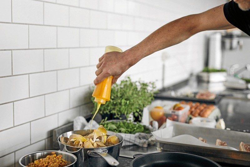 Frokosten skal hver dag være spændende, smagfuld og varieret, og disse ingredienser er med til at skabe gode betingelser for social hygge og snak på arbejdspladserne. Foto: Able