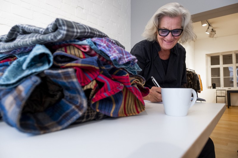 Grethe Grundahl har stået bag forretningen Grundahl i årtier, nu giver hun sine erfaringer videre til sit barnebarn. Foto: Lasse Sand