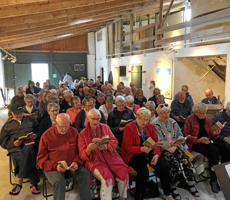Sommerens fællessang blev indledt 4. juni i Klim Kalkovn, og nu afrundes sæsonen med endnu en sangaften i de rustikke omgivelser. Privatfoto