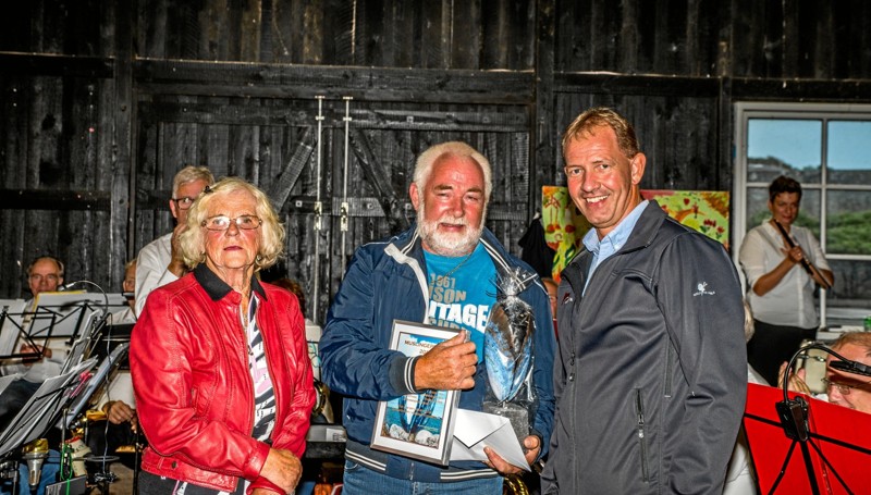 Sidste år var det Holger Pedersen, formand for Muslingefestivalen i Løgstør, der fik overrakt årets Muslingepris i Limfjordsbyen. Her står han flankeret af kulturråds-formand Tut Sønderstrup og souschef i Spar Nord Løgstør Gert Schørring. Foto: Mogens Lynge