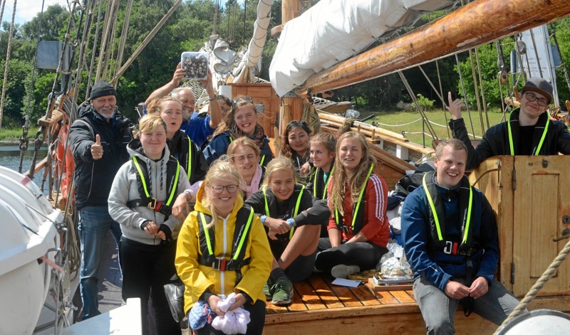 Da Blå Kors’ skib Agape sidste år satte til søs, fik de unge mennesker et par dage på bølgen blå, hvor stemningen var i topform. ?Foto: Blå Kors Danmark