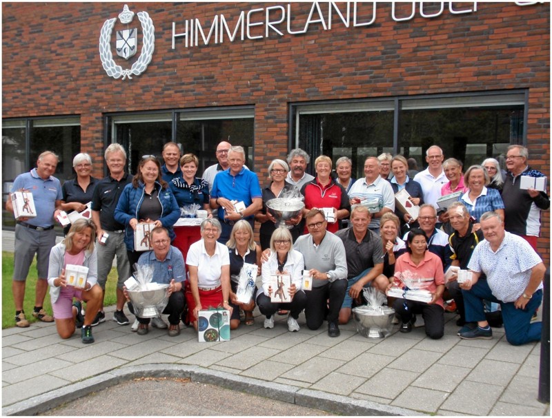 Glade præmietagere efter en god runde golf. Bagerst fra venstre ses Keld Clausen, Kirsten Kastberg, Bjarne Lindberg Rasmussen, Gitte Nielsen, Morten Degn, Judi Degn, Eli Jensen, Arne Michelsen, Bente Jensen, Henrik Vinther, Lis Petersen, Bodil Kristensen, Peder Kristensen, Anne Lørup, Susi Øhlenschlæger, Bo Hedegaard, Annegrete Nielsen, Anne Birthe Frøslev, Jette Hinkbøl og Bent Johansen. Forrest har vi fra venstre Hanne Riisager, Åge Nielsen, Marianne Ammentorp Rasmussen, Bente Graarup, Susanne Birk, Henrik Birk, Steen Thomsen, Majbritt Sigvardsen, Sumalee Christensen, Torben Drejer, Freddy Christensen og Nils Frøslev. Foto: Maria Fjelstrup Kallesø