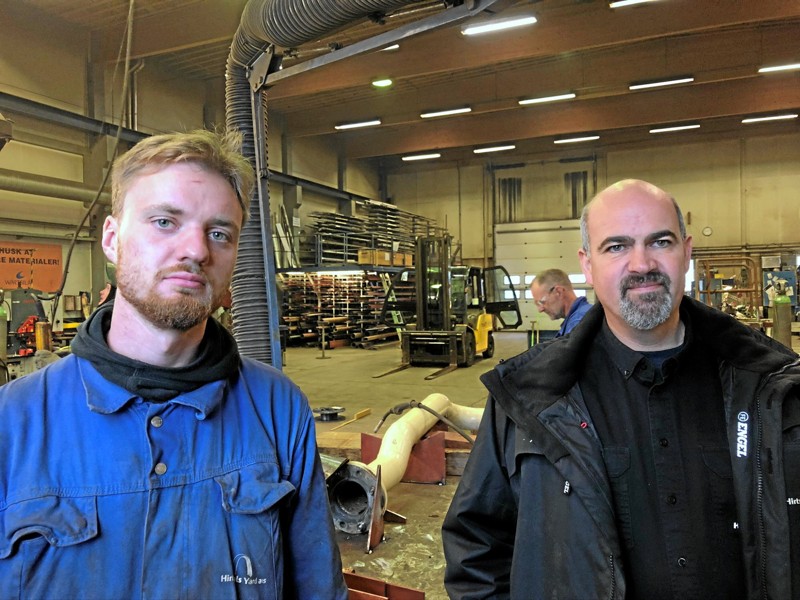 Maritim smedelærling Frederik Nørgaard Krogh Jensen sammen med direktør Peter Jørgensen, Hirtshals Yard.