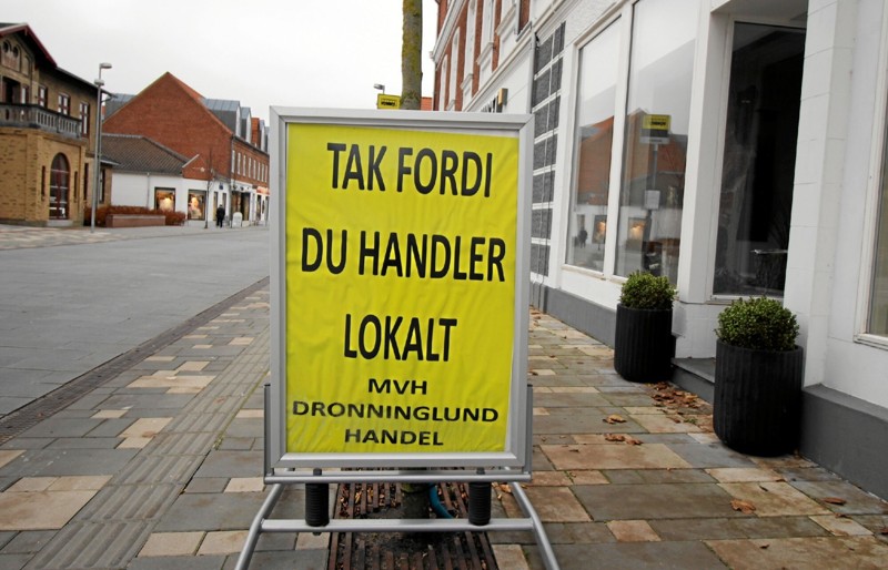 Det lille skilt med opfordringen om at handle lokalt ses mange steder i bybilledet. Opfordringen gælder også julehandelen. Foto: Jørgen Ingvardsen