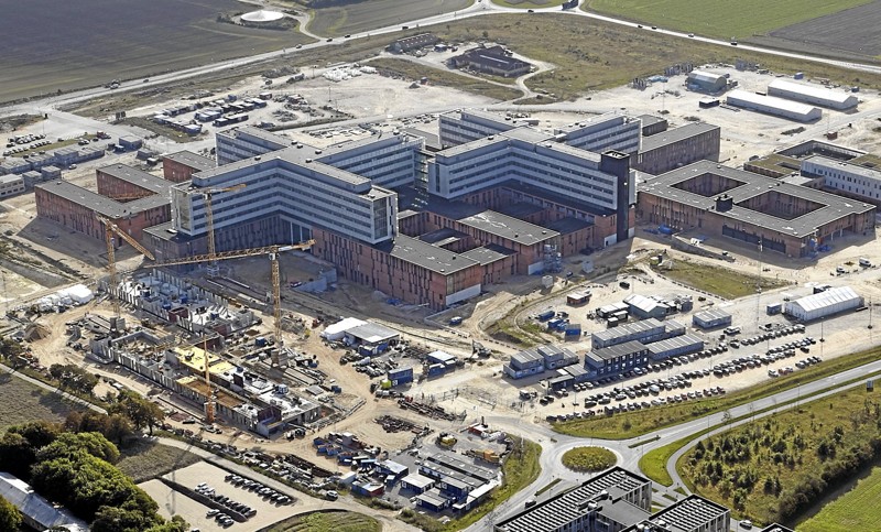 Det kan få konsekvenser for byggeriet af det nye sygehus, at mange firmaer i disse uger ikke kan stille med fuldt hold. Foto: Region Nordjylland