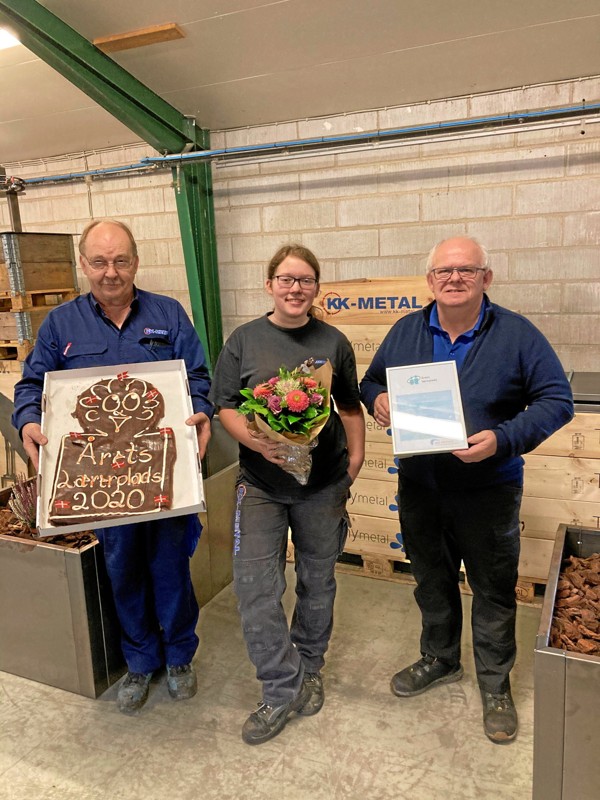 Metalvirksomheden KK Metal i Hørdum er netop blevet kåret til Årets Læreplads i EUC Nordvests markedsområde. På billedet er det (fra venstre) værkfører Erling Jensen, klejnsmedelev Cecilie Agerskov Kristensen og direktør Emil Skriver Christensen fra KK Metal. Privatfoto