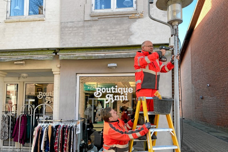 Danny og Kurt fra Nord Energi har travlt med at montere HPFI-relæer på samtlige 24 lygtestandere i Sindal By. Relæerne sikrer mod uheld i forbindelse med overgang i julebelysningen. Foto: Niels Helver