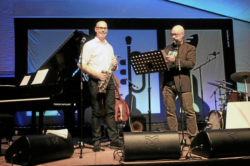 Sponsor Niels Krogh Andersen modtog årets lokale jazzpris - en vandresaxofon, der går videre næste år. Privatfoto: Allan Vinding Sørensen