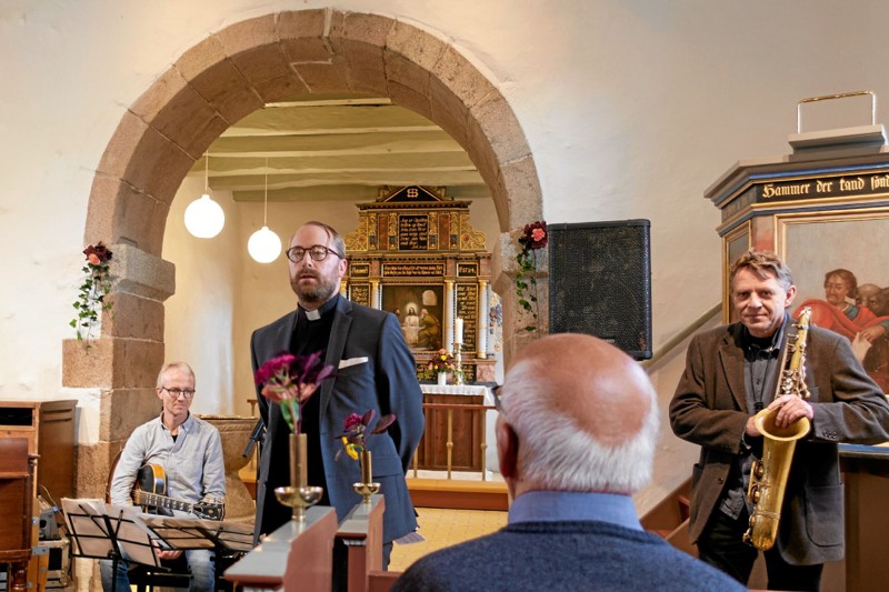 Sognepræst Johan Hermann Rump bød velkommen og bad indgangsbøn. Midtvejs i koncerten var der Læsning og Refleksion. Foto: Niels Helver