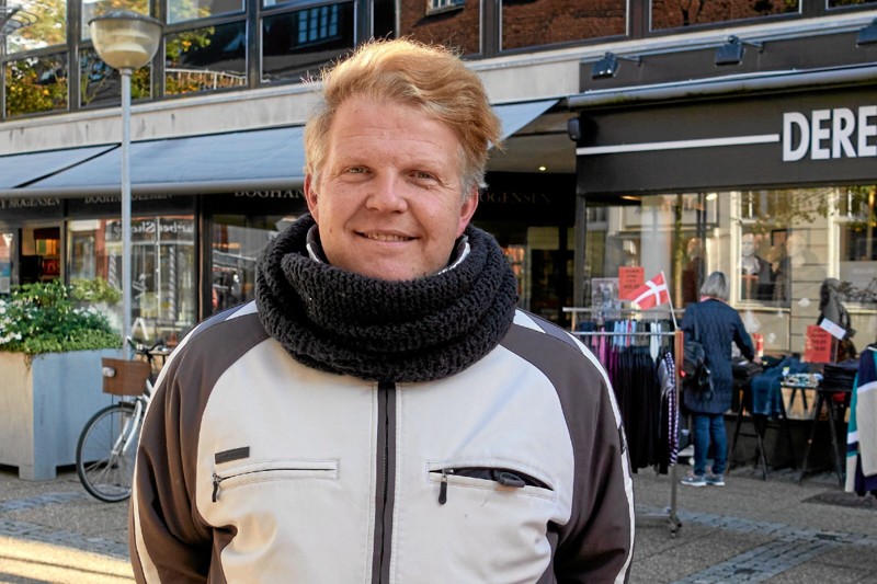 Kim Kolditz, der er frivillig i Ungdomsforeningen Nemizis, koordinerer opsætningen af juledekorationerne og sikrer sig, at de unge udfører opsætningen på forsvarlig vis. Foto: Niels Helver