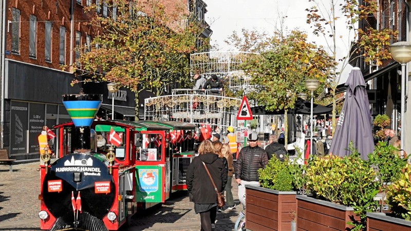 Der var livlig aktivitet i Hjørring i lørdags. Krumme toget kørte med glade børn og voksne rundt i byen, mens Ungdomsforeningen Nemizis havde travlt med at opsætte juledekorationer i stålwirerne. Foto: Niels Helver