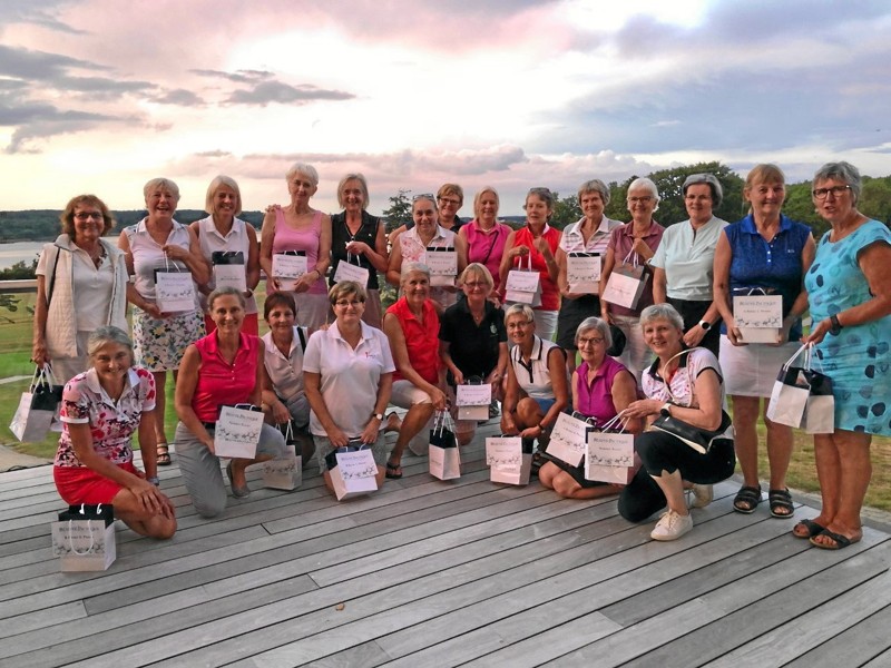 En flok glade kvindelige golfspillere, fotograferet på Mariagerfjord Golfklubs terrasse efter udfoldelserne på golfbanen - og en velfortjent god middag i restauranten. Privatfoto