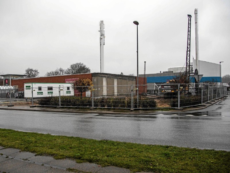 En tom grund er alt, hvad der er tilbage efter Spar Nord Bank bygning på hjørnet af Bredgade og Industrivej i Østervrå. Foto: Åse Bakland