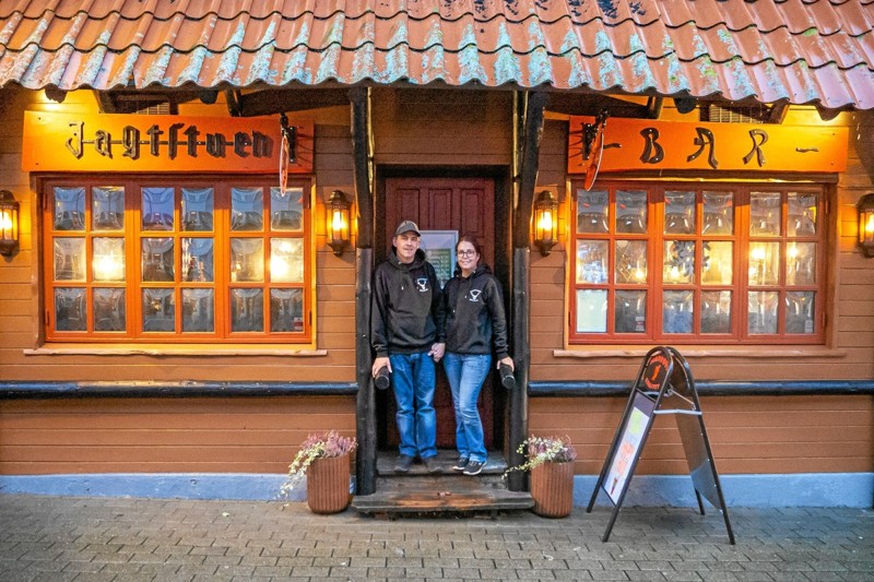 Der er en hyggelig stemning i Jagtstuen. I lørdags spillede blandt andre Gitte Brasholt og Kirsten Mogensen banko og vinder flotte præmier. Foto: Niels Helver