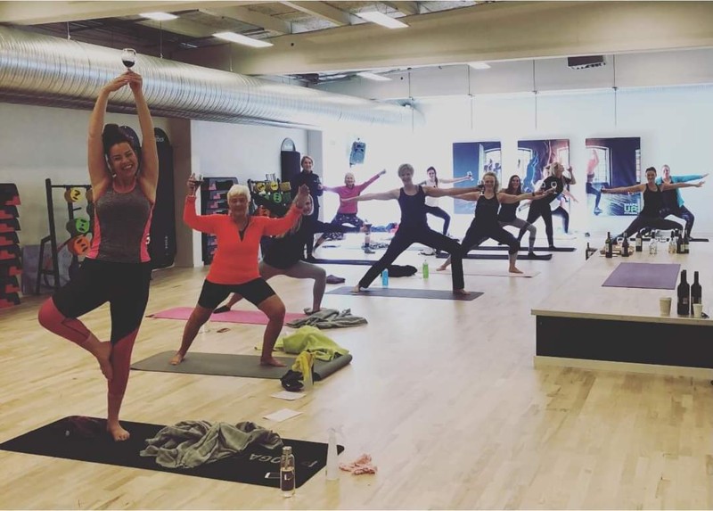 Det kan kun blive en sjov omgang med gin og yoga i DGI-Huset Nordkraft. Foto: Sina Harbo, DGI-Huset Nordkraft