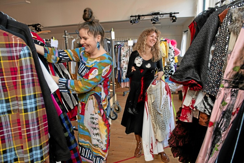 Helene Billingsøe, der er leder af kostumeafdelingen og Anne Remien, der er skrædder og påklæder, er i fuld gang med at finde sjove dele frem til det store kostumesalg. Foto: Aalborg Teater/Lars Horn