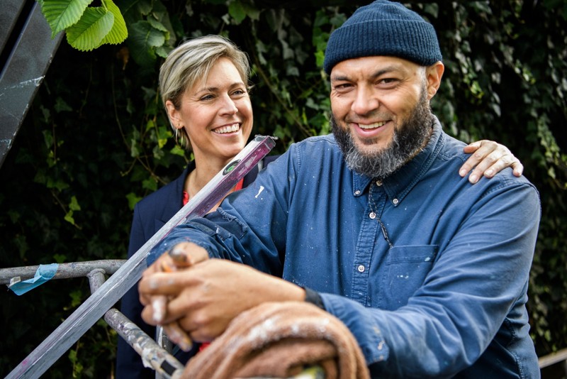 Det er første gang, Augustine Kofie maler i Danmark. Allerede næste år er han tilbage i Aalborg, når han har en soloudstilling hos Lene Kirk i Kirk Gallery. Foto: Henrik Bo