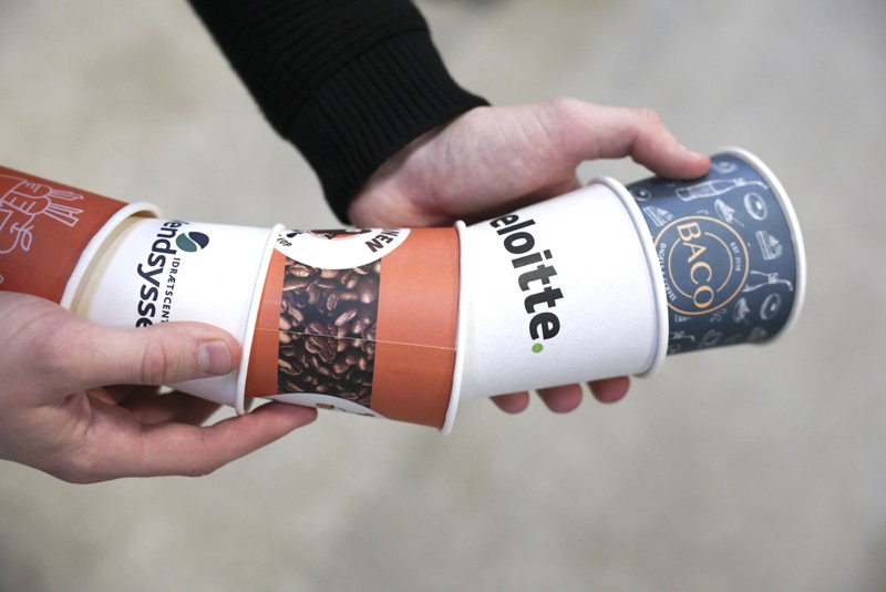 En række caféer og virksomheder får lavet custommade emballage - og eksempelvis kopper - hos virksomheden. Foto: Claus Søndberg