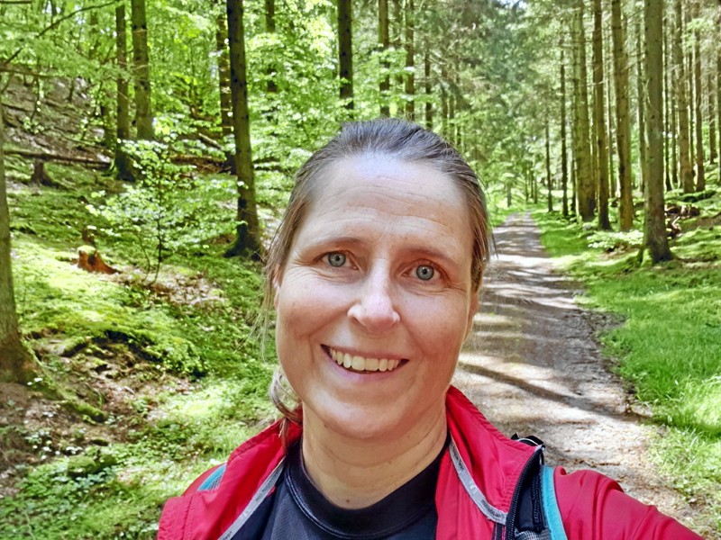 Mette Møller Nielsen, tidligere verdensmester i biathlon orientering, giver i en ny bog med titlen ”Skoven kalder” tips til nye aktiviteter i skoven. Privatfoto