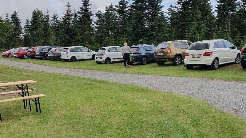 Jesper Tøttrup estimerer, at der til søndagens bagagerumsmarked var omtrent 70 biler og 150 mennesker på besøg på Mellemgård. Foto: Jesper Tøttrup