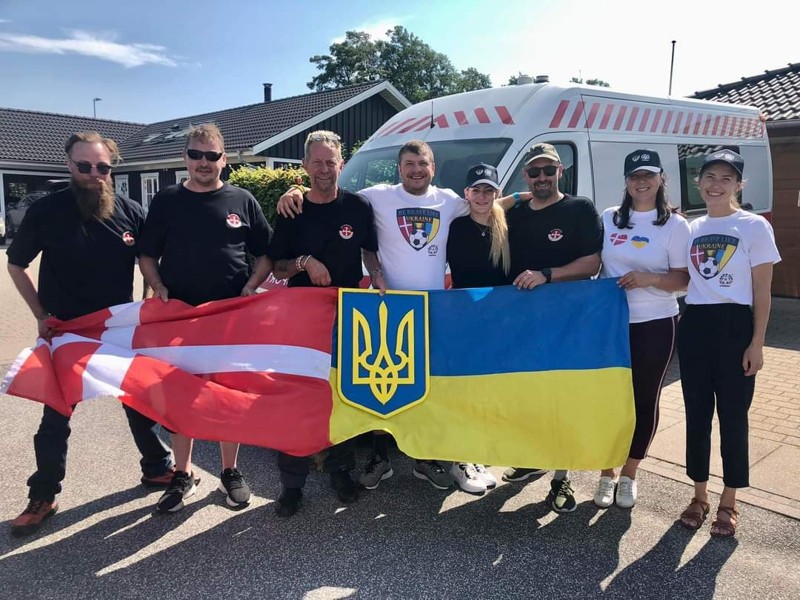 Oleksandr ydede en stor indsats sammen med en række andre ukrainere under Dana Cup. Sammen samlede de penge ind til at sende en ambulance til Ukraine - og det lykkedes. Privatfoto