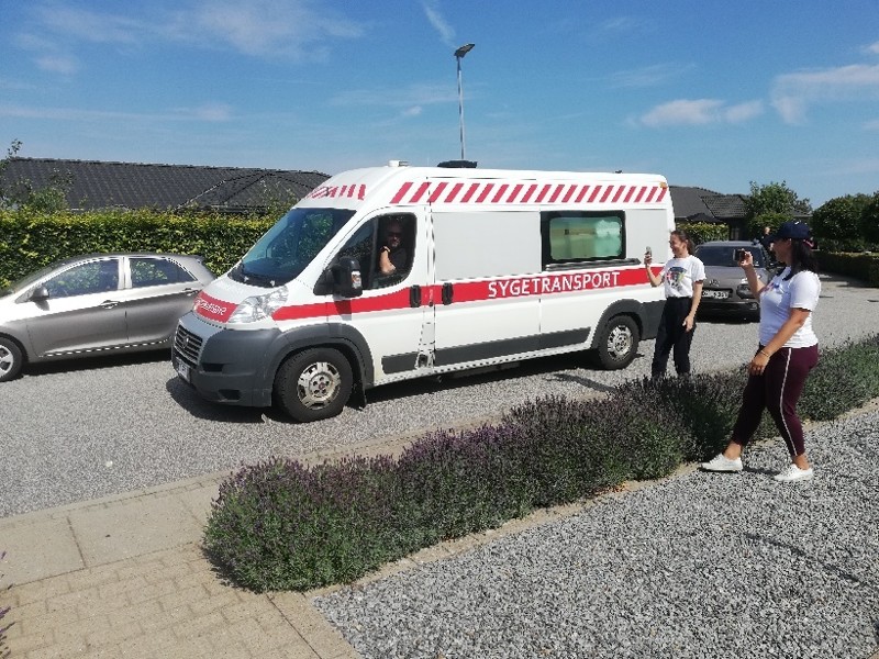 Det er en ambulance - eller patienttransportbil - som denne, Oleksandr og resten af gruppen har indkøbt og sendt til Ukraine. Privatfoto