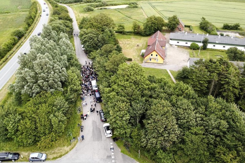 Vrås borgere troppede talstærkt op, da Botilbuddet Norden i juli ville afholde et informationsmøde om, at der skulle bo 20 sårbare afviste asylansøgere på landejendommen på Bakkevej. Mødet blevet dog aflyst. Arkivfoto: Claus Søndberg