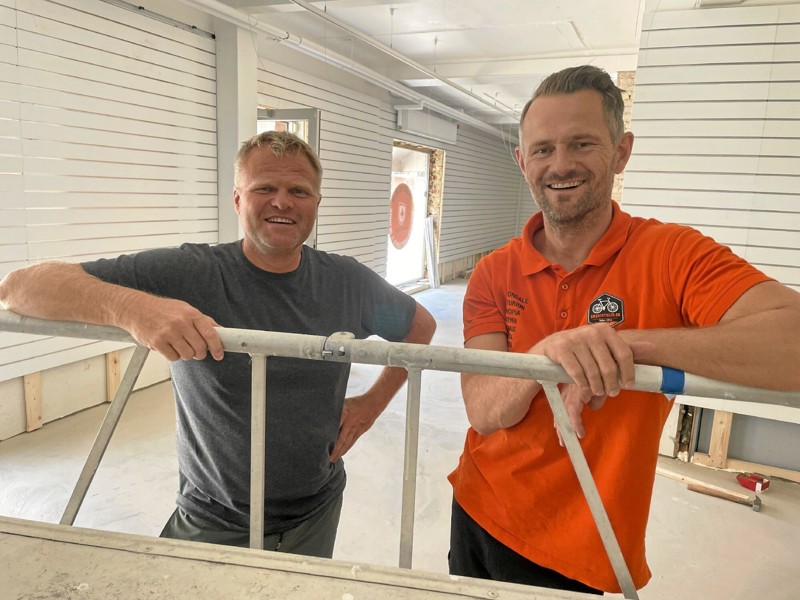 Fra venstre Jens Holst - butikschef i den nye Sportigan i Støvring. Til højre Simon Lassen, indehaver Smartcykler.dk og Sportigan Støvring. Foto: Jesper Bøss