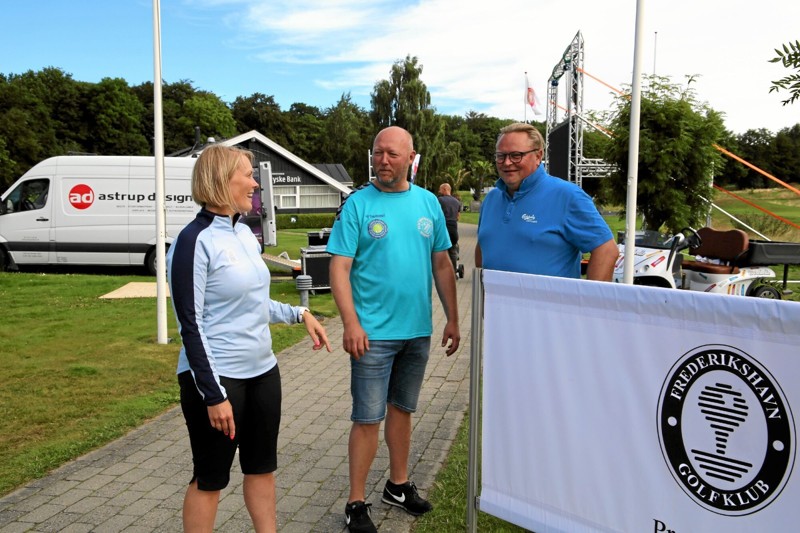 Golfmanager Inge Møller Thomsen i samtale med to frivillige, Christian Nielsen og Brian Rishøj, der har monteret sponsorskilte på hele golfbanen. Foto: Hans Sejlund