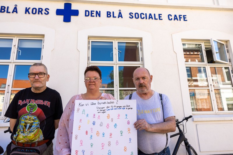 Fra venstre: Balle, Heidi Vinther Mortensen og Poul Anker Olsen har kæmpet for at bevare Den Blå Sociale Cafe i Hjørring, men kampen ser ud til at være forgæves. 