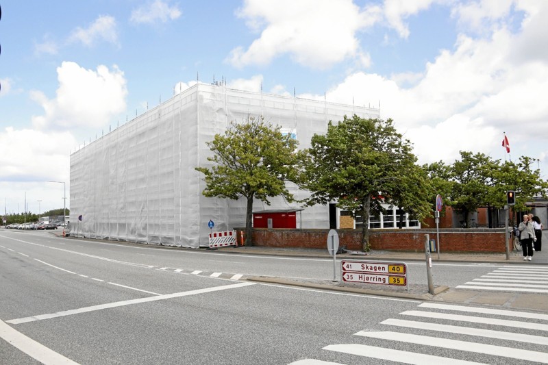 Det gamle posthus er pakket ind i stilladser. Næste år genopstår det som skattecenter. Foto: Hans Sejlund