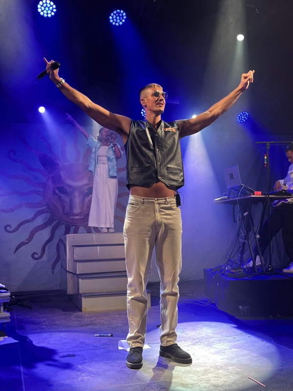 Tobias Rahim på scenen til årets Nibe Festival, hvor en festivaldeltager beskrev, hvordan hun måtte flygte fra koncerten pga. tumult i et meget crowded publikum. Foto: Frederikke Hvolgaard Skall