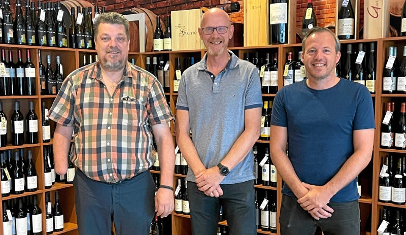 Frank Rejmert Sørensen (t.v.) med de to nye indehavere af Vin & Vin i Hobro; Per Muldbjerg (midten) og Enrico Quaranta (t.h.). Privatfoto