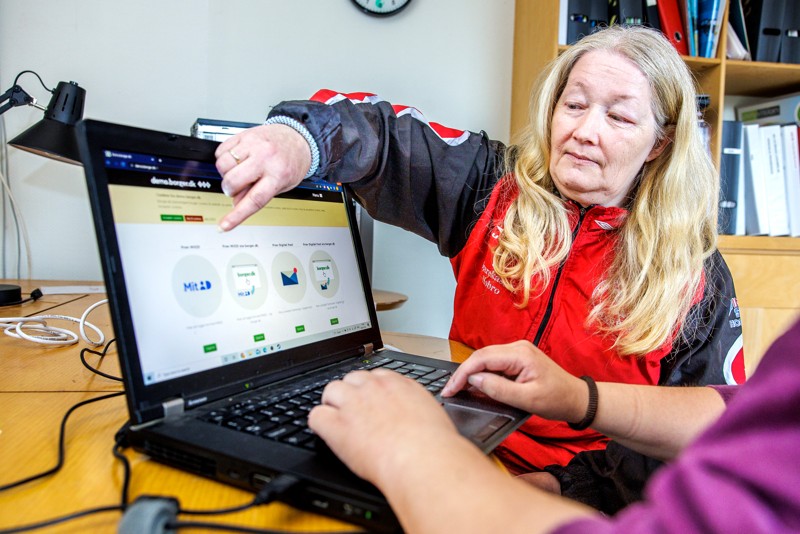 Gitte Jakobsen er underviser på Odamsgård. Her hjælper hun udsatte unge i gang med borger.dk, MitID og digital post.