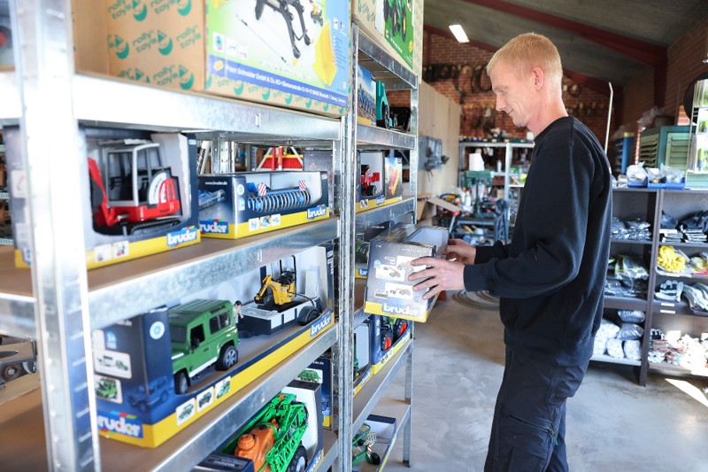Det er både erhvervsdrivende og private, der køber ind i landhandlen i Ugilt, hvor man kan få alt fra landbrugsmaskiner til legetøj.