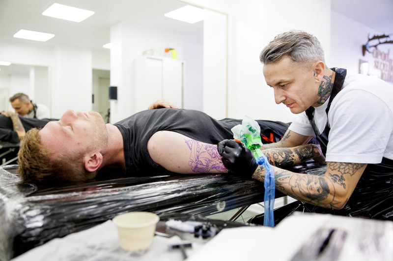 Hos DeadSwallowTattoo arbejder de indenfor alle stilarter. Kasper Reimer Sørensen er selv specialiseret i realisme.