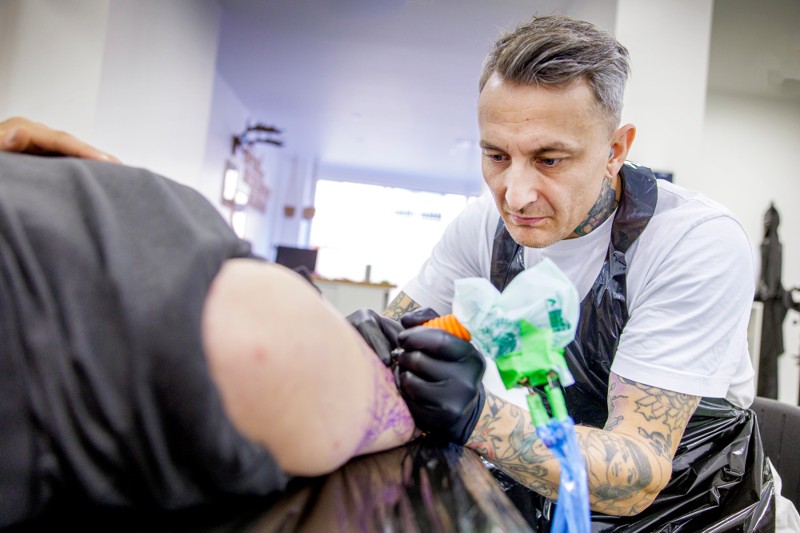 Kasper Reimer Sørensen har åbnet tattoo-salonen DeadSwallow  i Hobro.