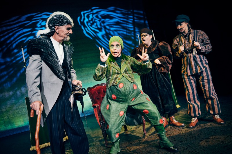 Teater Next opfører lørdag eftermiddag 1. oktober "Vinden i piletræerne" i kultursalen på Thisted Bibliotek.