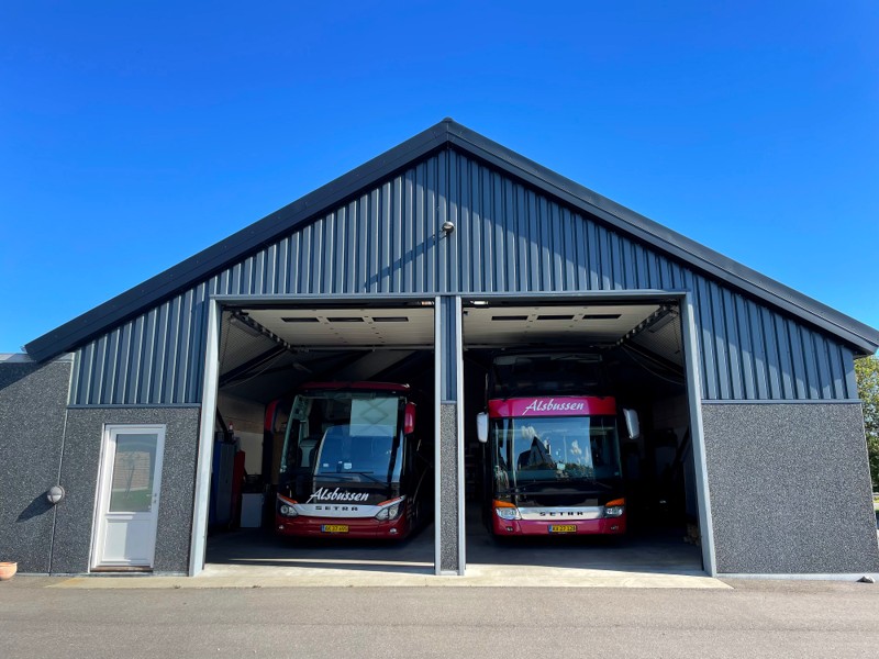 Alsbussen har til huse i et nyt, lækkert garageanlæg med tilhørende kontor, beliggende på Randersvej 100A med kort afstand til både bymidten og motorvejen.