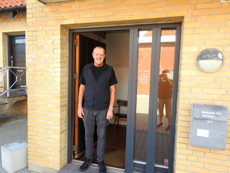 Her ses den daglige leder af fjernvarmen i Hirtshals, John Nejsig Christensen, foran kontoret i Søndergade.
