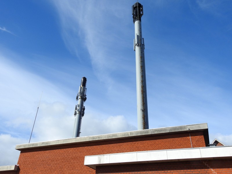De store skorstene ved fjernvarmeanlægget i Søndergade i Hirtshals bliver nu udelukkende brugt til antenneformål. 