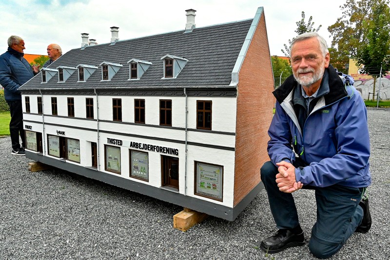Jørgen Jensen har brugt et år på at bygge Thisted Arbejderforenings bygning, som er den største bygning bygget indendørs. Den er 3,18 meter lang og bygget af 39.000 små mursten.