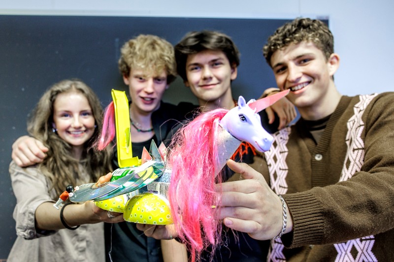 Eleverne på Støvring Gymnasium holdt Store Klimadag, hvor der blandt andet blev lavet kunst af skrald.
