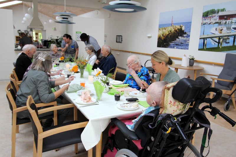 Høstfesten blev holdt på de enkelte afdelinger, hvor der var pyntet festligt op og serveret en treretters menu.