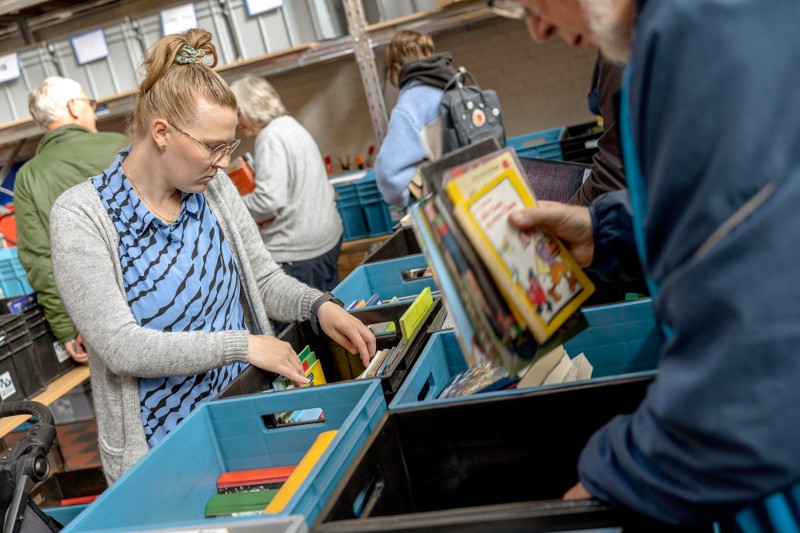Der er tradition for bogudsalg til Kulturdagen, og det trak også i år mange mennesker til.
