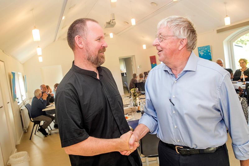 Formanden for Vester Hassing Menighedsråd, Tommy Hvedhaven (t.h.), gratulerer afgående sognepræst Johannes Nørby Ernstsen med det nye embede ved Frederikshavn Kirke.