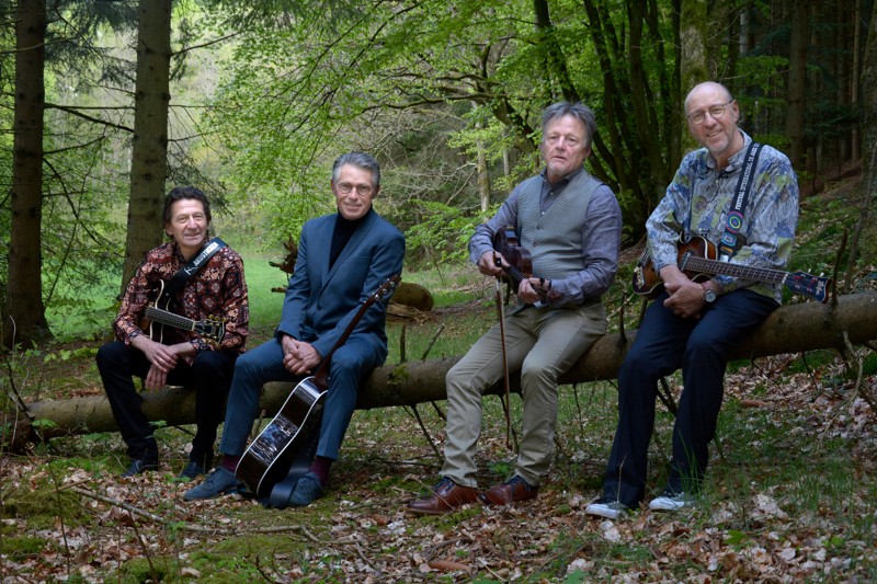 Kvartetten bag “Beatles i kirken” er Leonard Cohen de senere år: Karsten Holm, vokal, guitar, Bjørn “Bønne” Petersen, bas, kor, Knud Erik “Fuddi” Steengaard, violin, bratch, mandolin, kor, og Martin Blom, guitar, kor.