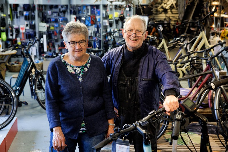 Jens Christian og Anne Marie Jensen har drevet Hedens Cykler i 40 år - fra butikken i Solbjerg på Mors sælger de cykler til kunder, der valfarter til fra hele landet.